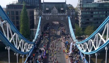 Tens of thousands set off on London Marathon