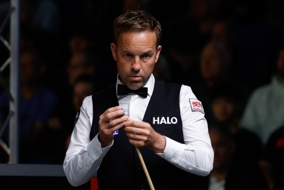 Ali Carter chalking his cue.