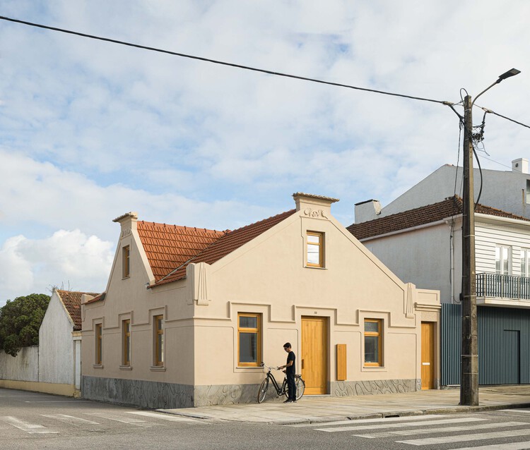Clara House  / M2.senos arquitectos - Exterior Photography, Facade, Door