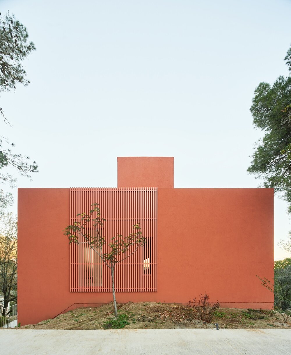 raúl sánchez' casa magarola rests above steep, sloping terrain in spain