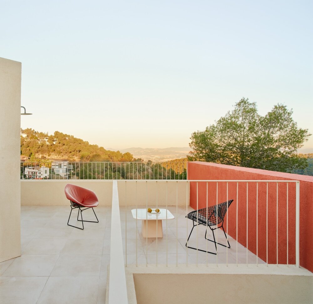 raúl sánchez' casa magarola rests above steep, sloping terrain in spain