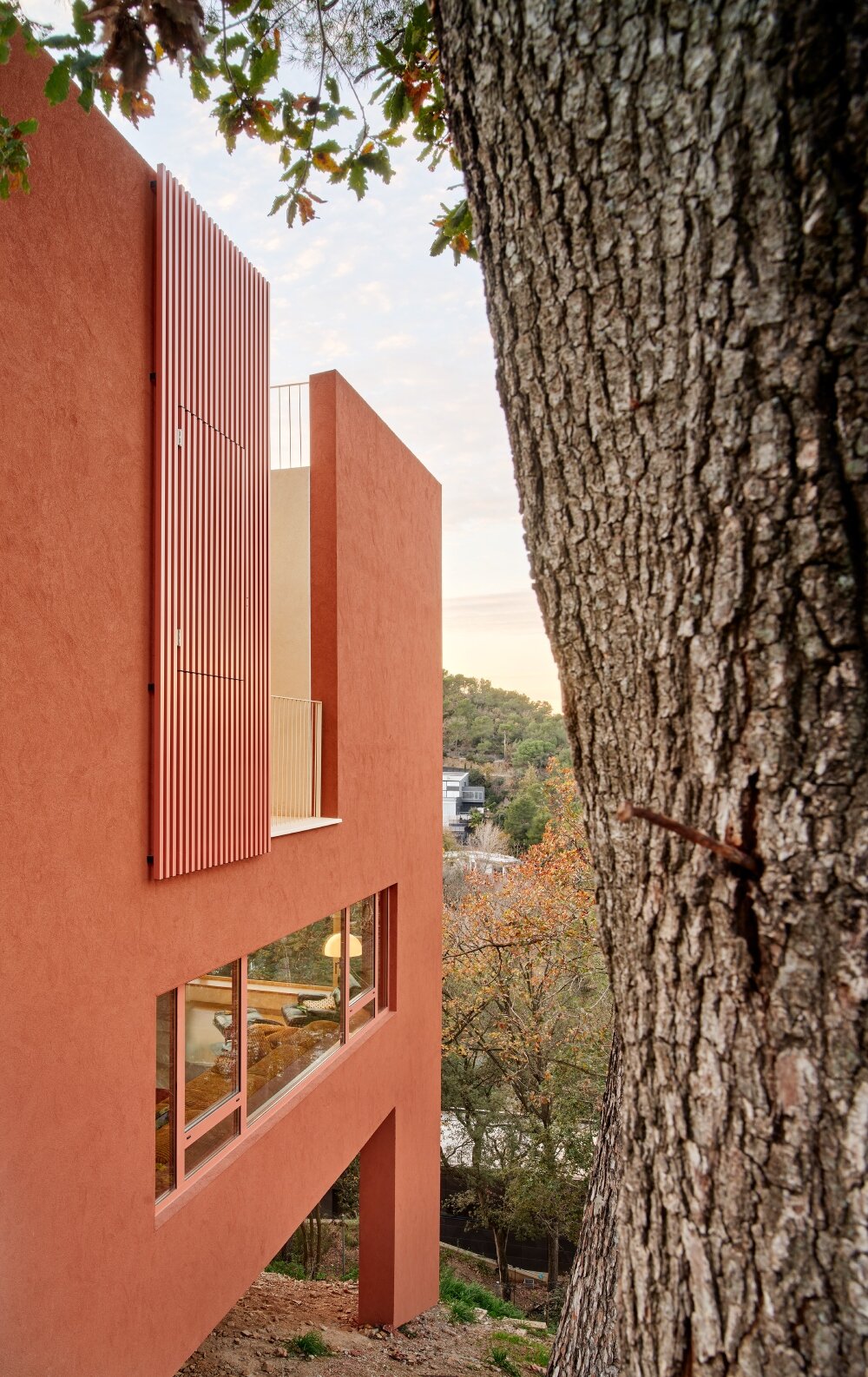 raúl sánchez' casa magarola rests above steep, sloping terrain in spain