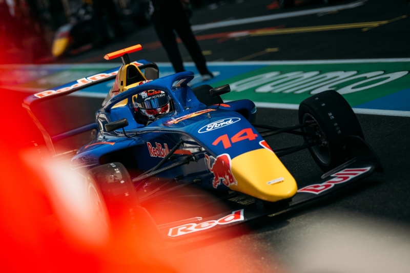 Chloe Chambers picks up maiden F1 Academy pole in Jeddah