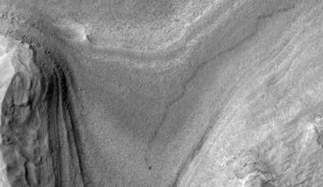 Mars Orbiter Snapped a Jaw-Dropping Shot of Curiosity Making Tracks on The Red Planet