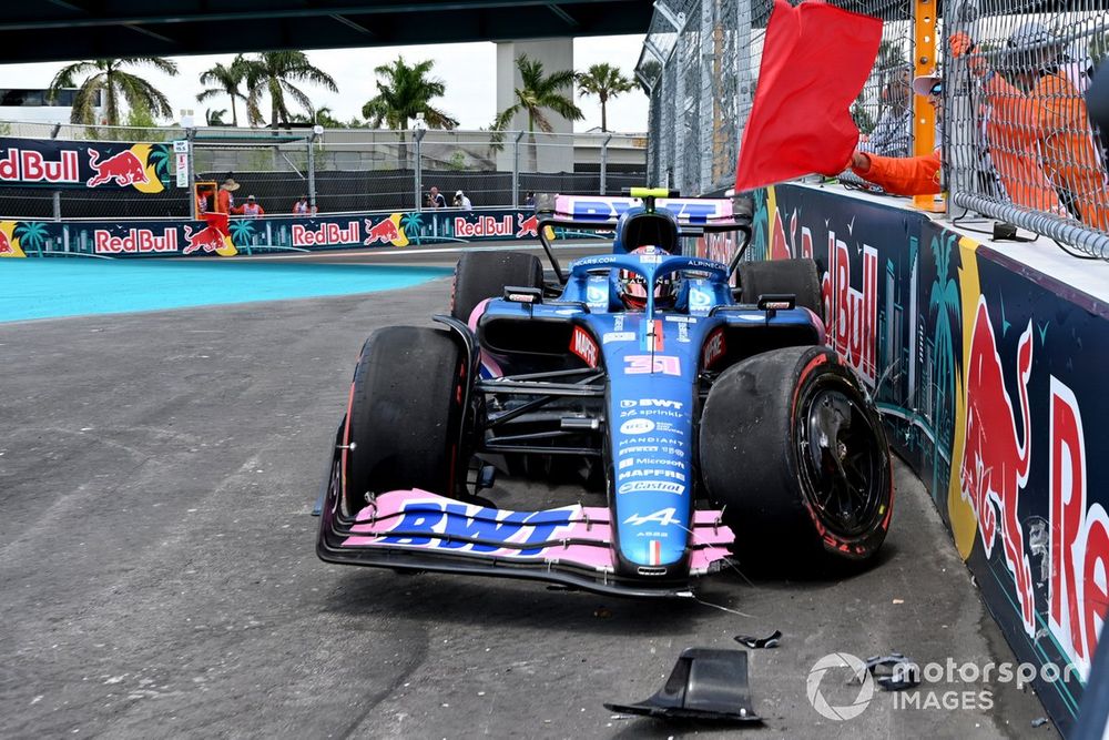 Esteban Ocon, Alpine A522, crashes out