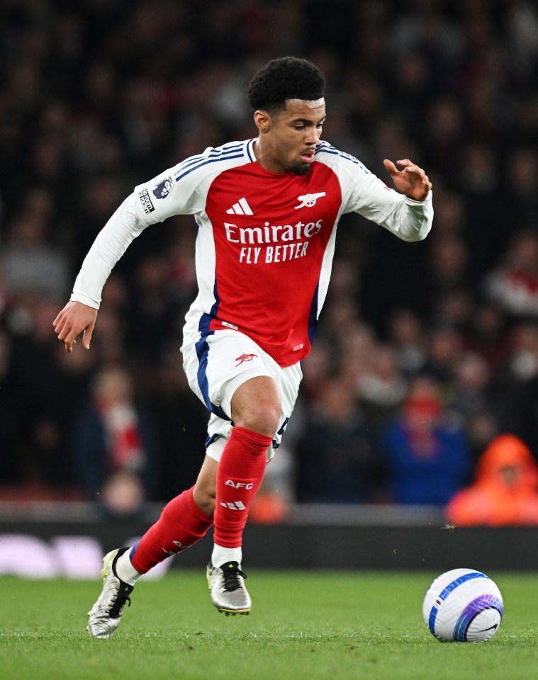 Ethan Nwaneri of Arsenal running with the ball during a Premier League match.