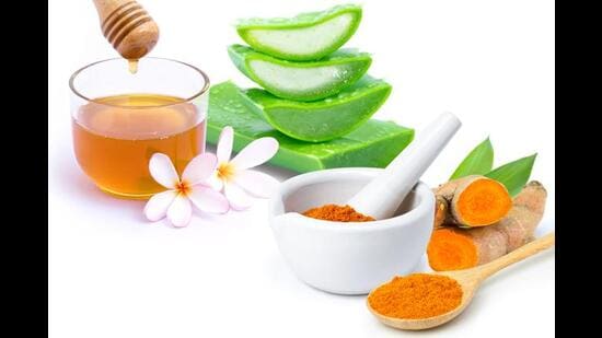 Aloe vera, turmeric and honey face mask (Shutterstock)