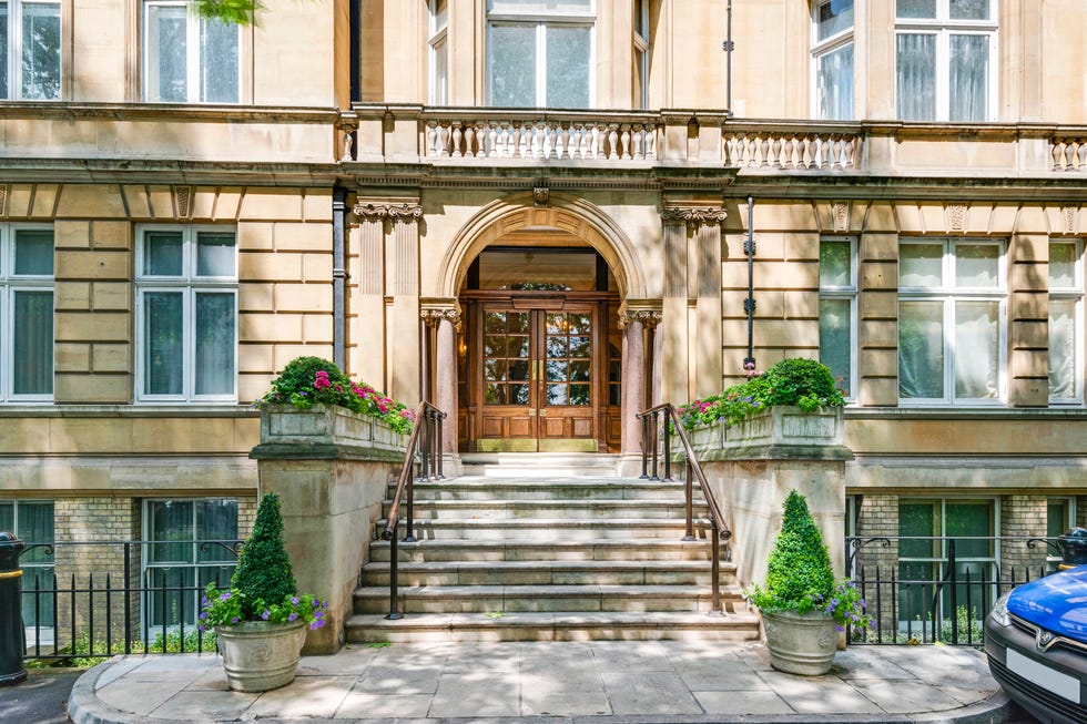 entrance of a residential building in marylebone