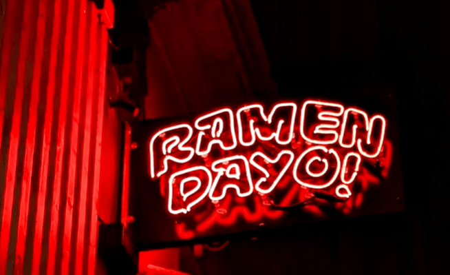 Red neon sign that says "Ramen Dayo!"