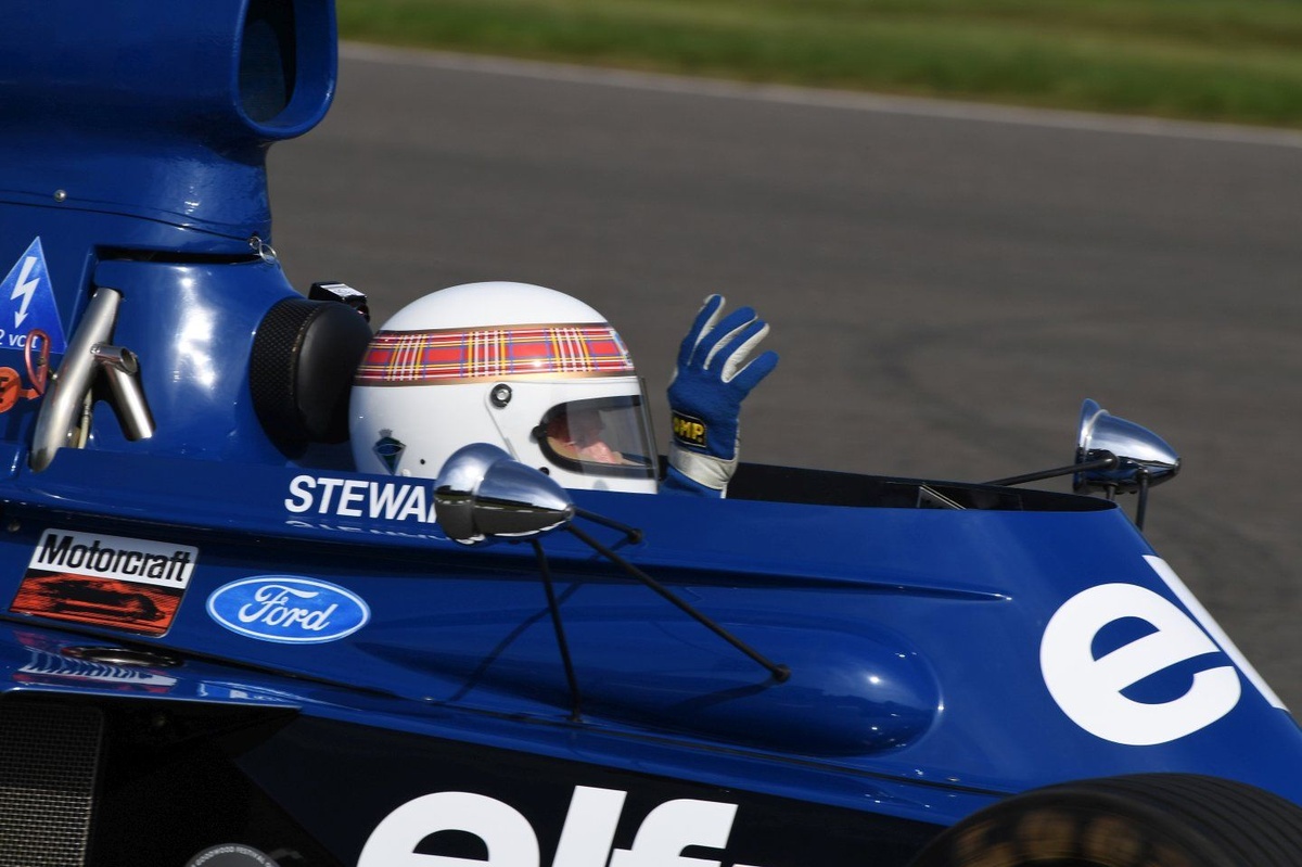 Michael Schumacher signs helmet to be auctioned for Jackie Stewart's charity - Motorsport.com