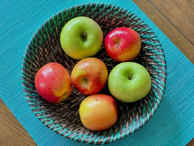 Apples on a plate. Illustration photo by Unsplash