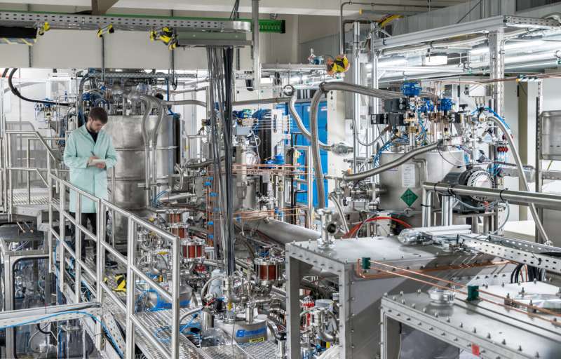 New experiment halves weight limit of elusive neutrinos