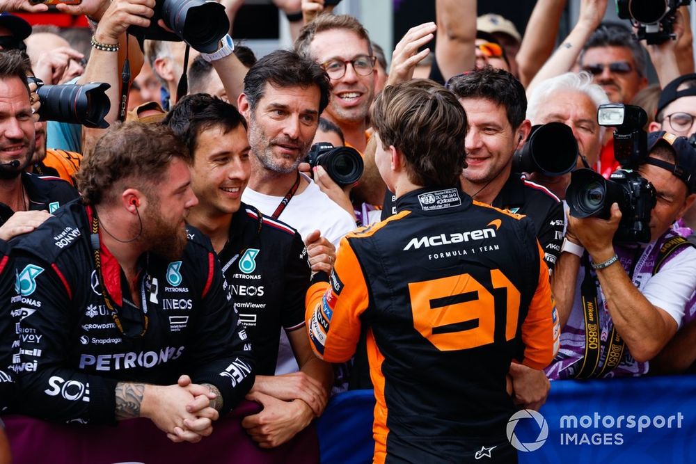 Oscar Piastri, McLaren F1 Team, 2nd position, is congratulated by Mark Webber in Parc Ferme