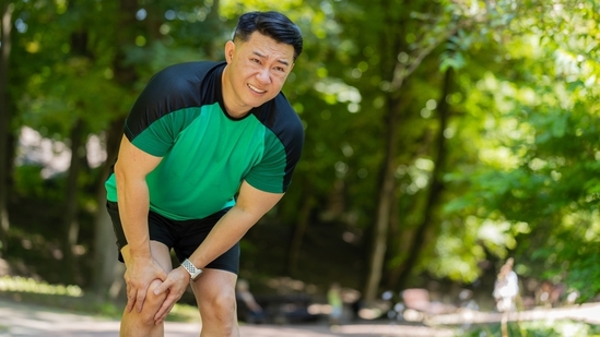 Knee pain can hinder movement.(Shutterstock)