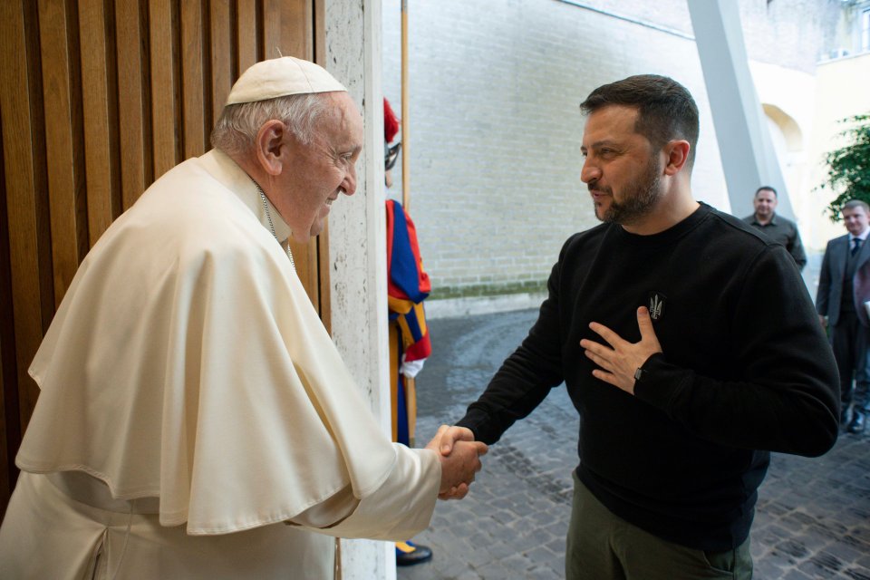 Pope Francis shaking hands with Ukrainian President Volodymyr Zelenskyy.