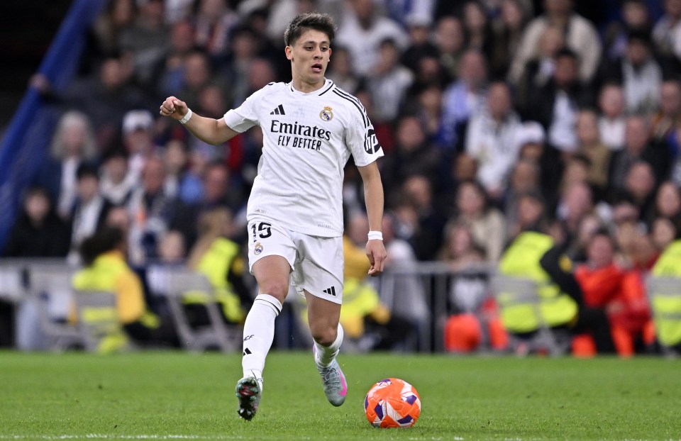 Arda Güler of Real Madrid playing soccer.