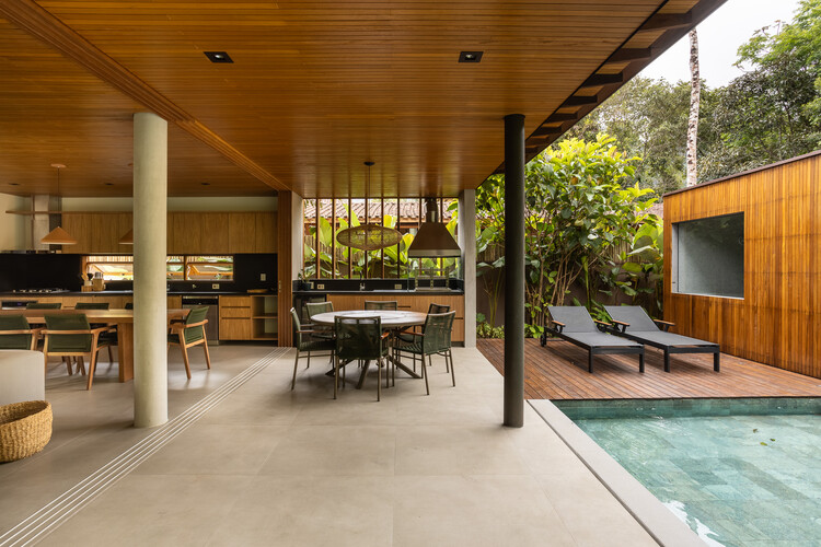 ISA Residence / Pitta Arquitetura - Interior Photography, Dining room, Wood, Chair, Patio, Deck