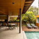 ISA Residence / Pitta Arquitetura - Interior Photography, Dining room, Wood, Patio, Courtyard, Deck