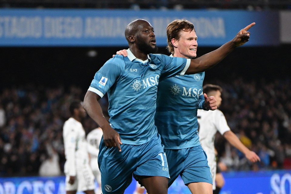 Romelu Lukaku and Scott McTominay celebrating a goal.