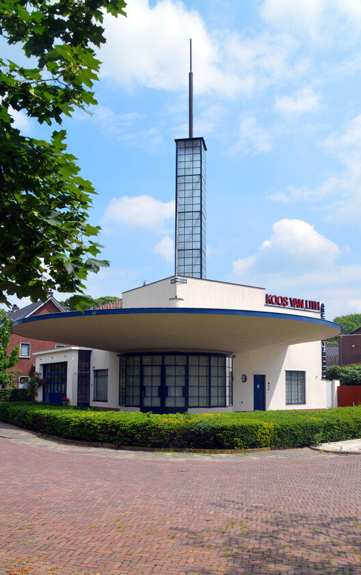 The Evolution of Gas Stations: From Roadside Stops to Architectural Landmarks - Image 14 of 46