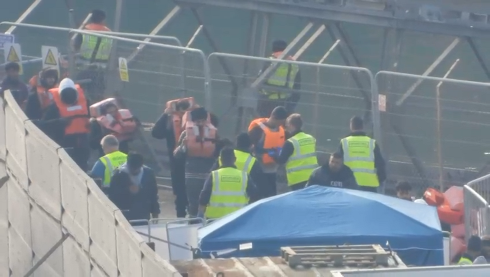 \u200bMore than 2,000 migrants have arrived in UK in record week for crossings