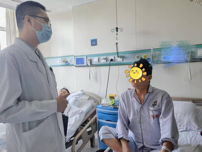 Doctor speaking with a patient in a hospital room.