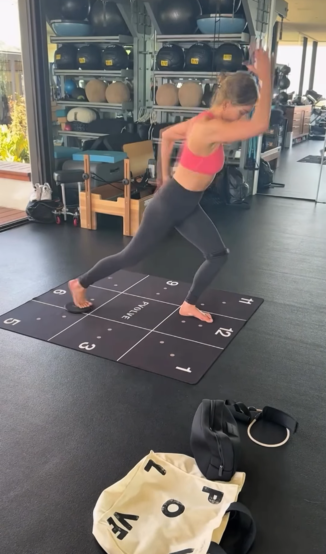 Jennifer Aniston working out