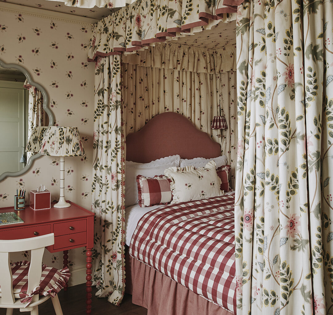 bed with canopy