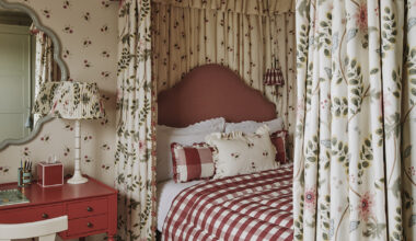 bed with canopy