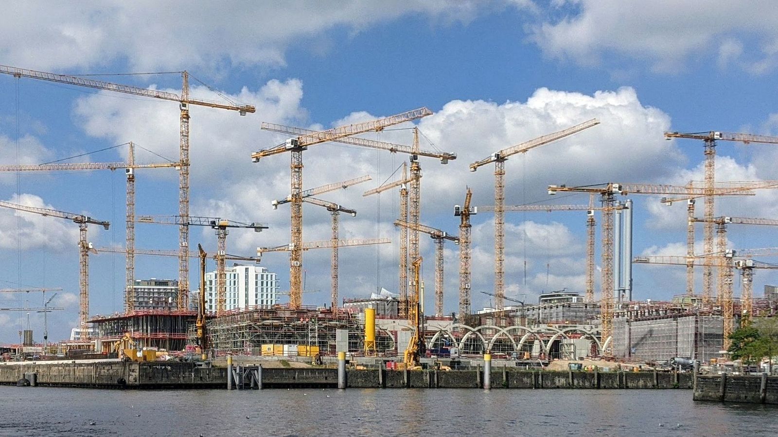 Germany: Three construction workers fall to their death