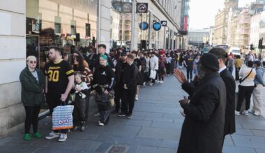 Hundreds of fans spotted queuing on busy Glasgow street to meet chart-topping US band
