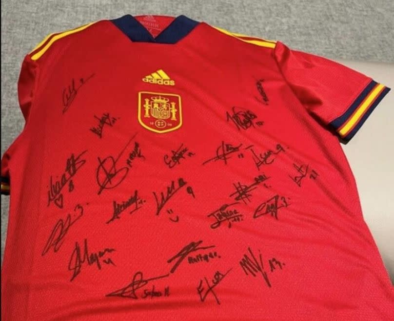 Signed jersey from Spain’s national women’s football team 