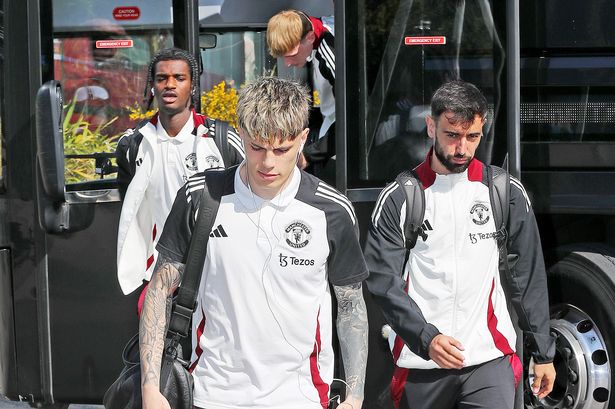 Manchester United trio Ayden Heaven, Alejandro Garnacho and Bruno Fernandes walk away from the team bus.