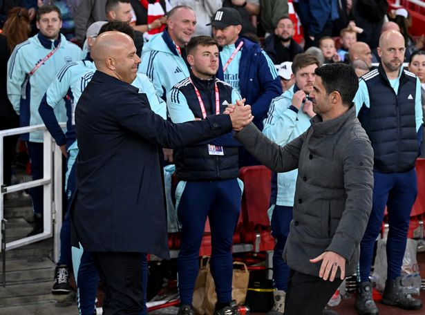 LONDON, ENGLAND - OCTOBER 27: (THE SUN OUT, THE SUN ON SUNDAY OUT) Arne Slot head coach of Liverpool embracing Mikel Arteta manager of Arsenal at the start of the Premier League match between Arsenal FC and Liverpool FC at Emirates Stadium on October 27, 2024 in London, England. (Photo by Andrew Powell/Liverpool FC via Getty Images)