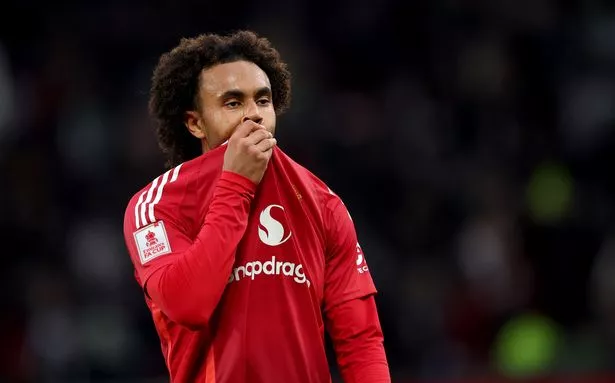 Joshua Zirkzee pulls his shirt up towards his face.