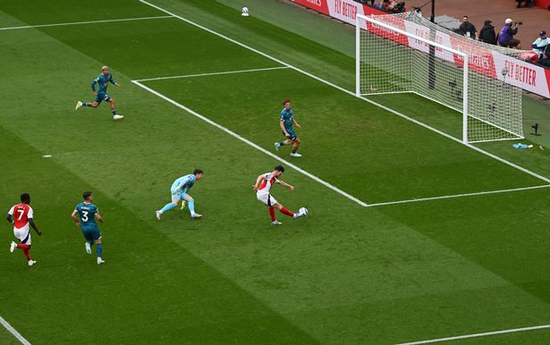 LONDON, ENGLAND - MAY 03: Declan Rice of Arsenal scores his team's first goal past Kepa Arrizabalaga of AFC Bournemouth during the Premier League match between Arsenal FC and AFC Bournemouth at Emirates Stadium on May 03, 2025 in London, England. (Photo by Alex Burstow/Arsenal FC via Getty Images)