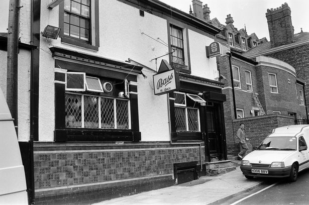 Ye Cracke pub, Rice Street. Liverpool, Merseyside. 21st April 1992.