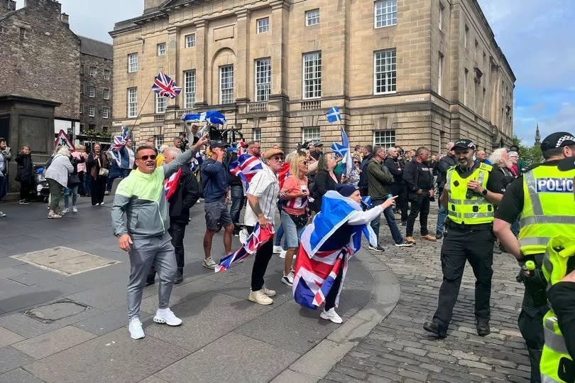 The small number of far-right protestors in attendance.