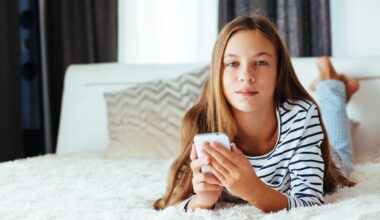 Teen girls’ screen time linked to poor sleep and depression