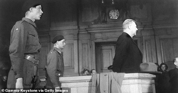 Vidkun Quisling, le plus grand traÃ®tre des temps modernes, gardÃ© par deux gardes armÃ©s, devant la Haute Cour Ã  Oslo, NorvÃ¨ge, en aoÃ»t 1945.  (Photo by Keystone-France\\Gamma-Rapho via Getty Images)