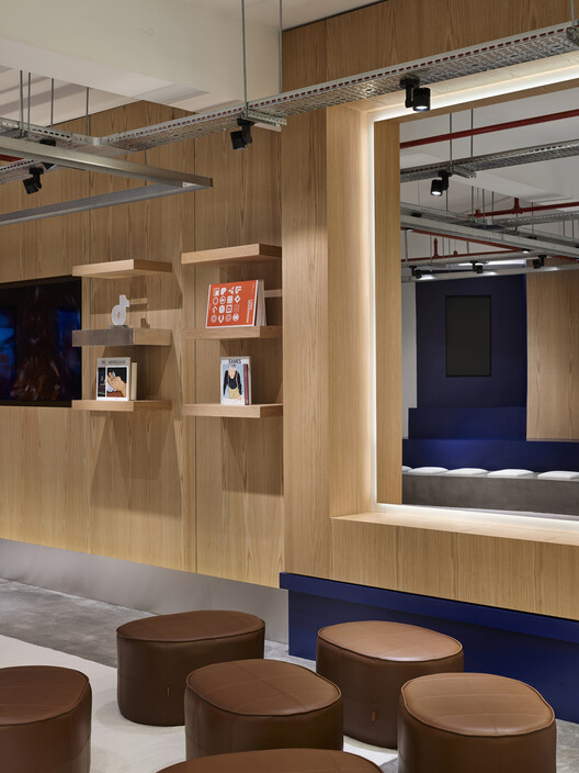 Remy Global Office Interior  / KAT73 - Interior Photography, Wood, Lighting