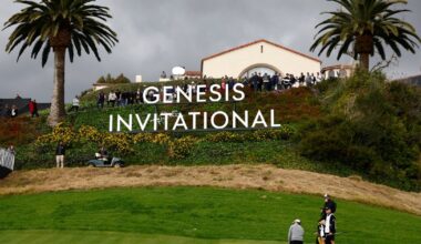 Terrifying moment plane crash-lands at Riviera Country Club as golfers watch on