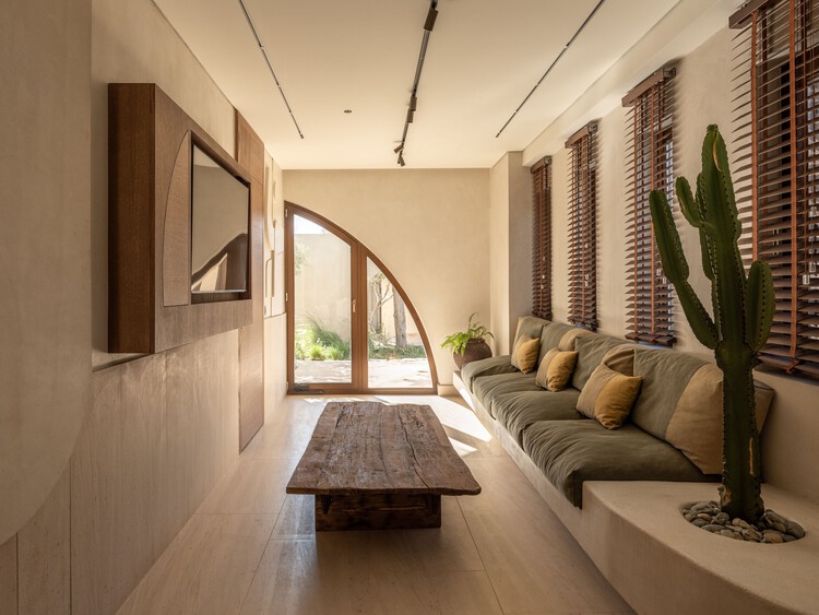 The Echo of the Sea Holiday Home / Entopos Architects - Interior Photography, Living Room, Wood