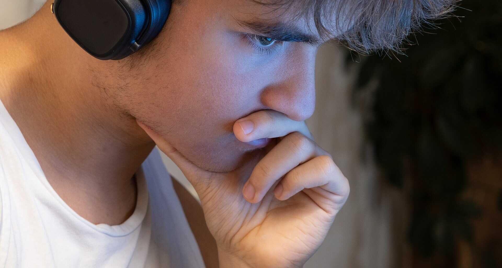 Adolescents with mental health conditions use social media differently than their peers, study suggests