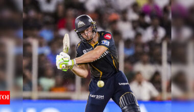 'Nasty fasty': Jos Buttler plays gully cricket in the streets of Mumbai | Cricket News