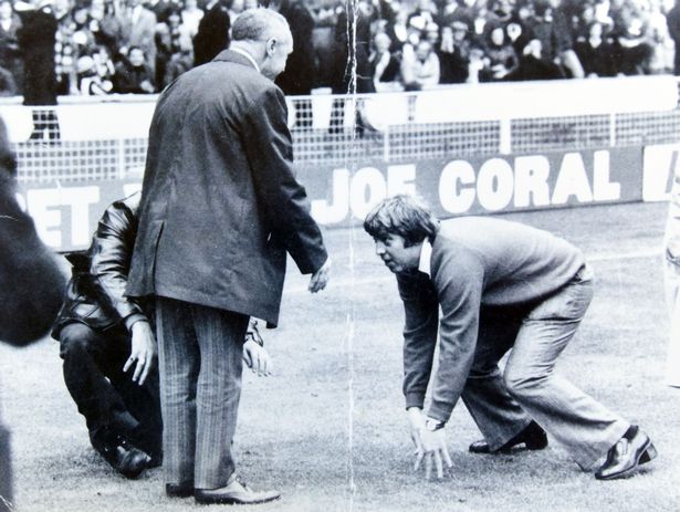 The photograph of Ernie Ashley kissing the feet of Bill Shankly at Wembley