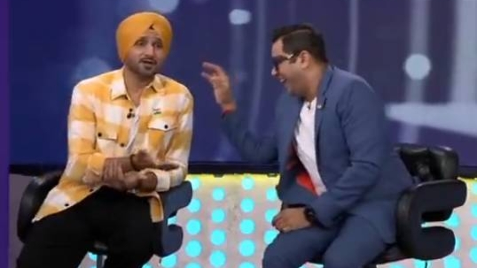 Harbhajan accused of 'paid fans' dig at Kohli, leaves internet fuming; Aakash Chopra says 'Itna sach nehi bolna tha'
