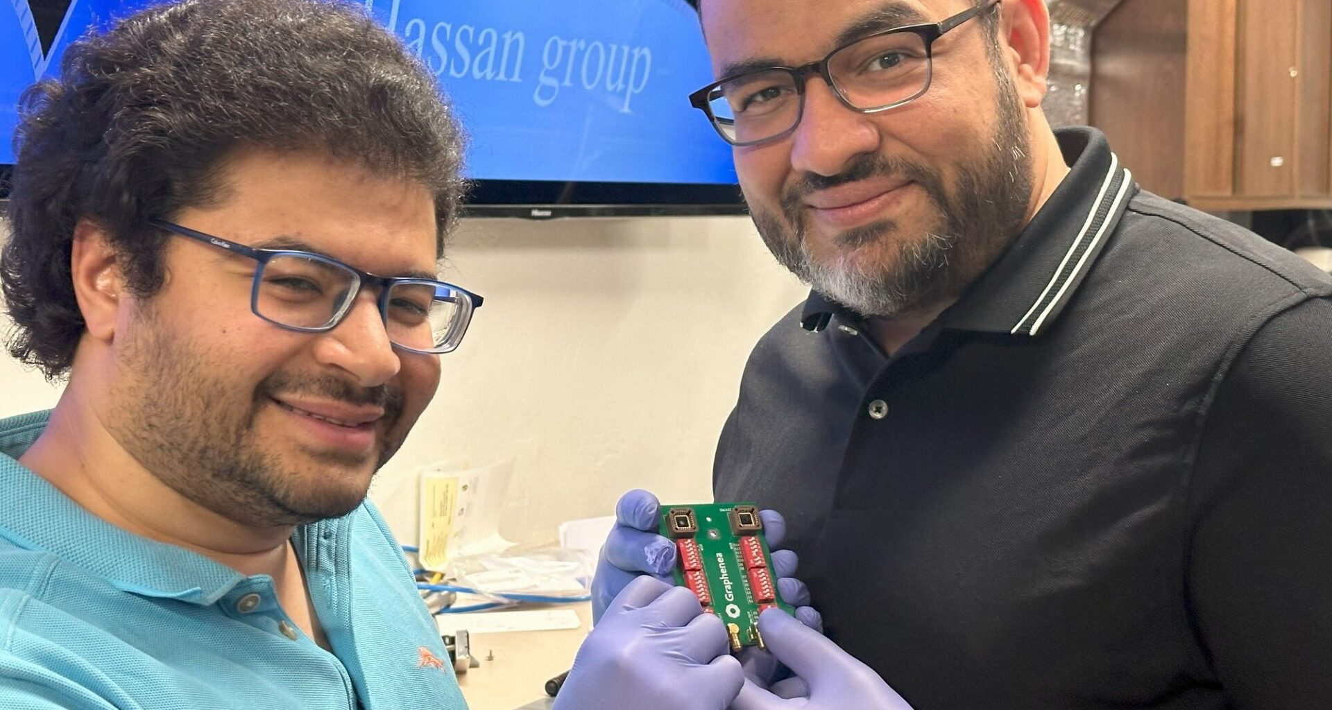 Researchers are developing world's first petahertz-speed phototransistor in ambient conditions