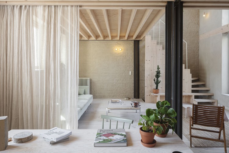Karper Building Renovation / hé! architectuur + buro kiss + EA+ - Interior Photography, Wood, Lighting, Chair