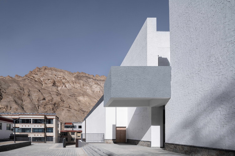 The Multifunctional Art Center of Lhozhag County Middle School / Shenzhen Huahui Design - Image 2 of 37